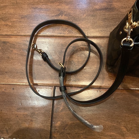 COACH Lillie Carryall In Signature Canvas - Picture 15 of 16